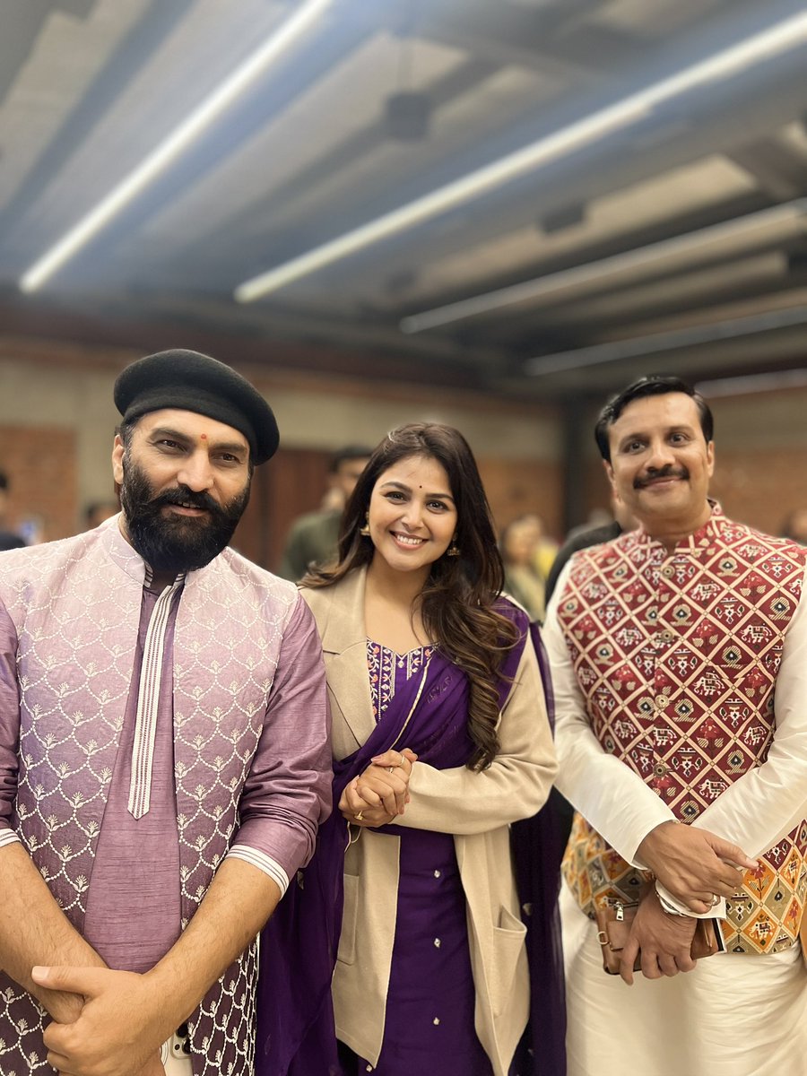 **“A night to remember!✨ My first-ever Dayro experience with the legendary Sairam Dave and the soulful Vimal Bhai was nothing short of magical. From heartfelt melodies to laughter that touched the soul, this was a true celebration of Gujarati culture! 🎶Feeling grateful❤️