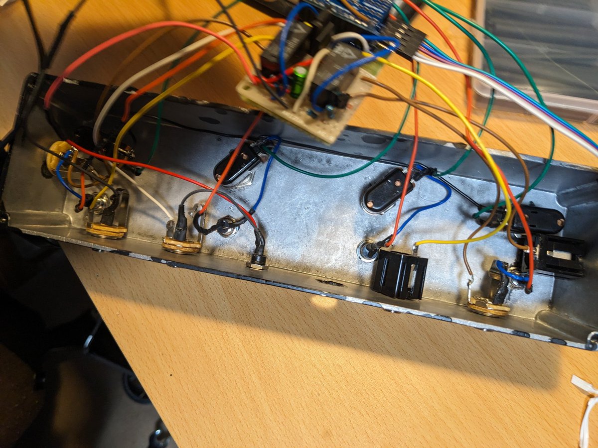 chem_phys_elec's tweet photo. スイッチャー完成した！
マルチエフェクターのパッチ変更と別途接続したエフェクター（最大2台）のオンオフ（バイパス）が可能

次はプリント基板で作ってみたい
あとケースがデカすぎるからそこも何か考えないとな https://t.co/rkmdi7Gews