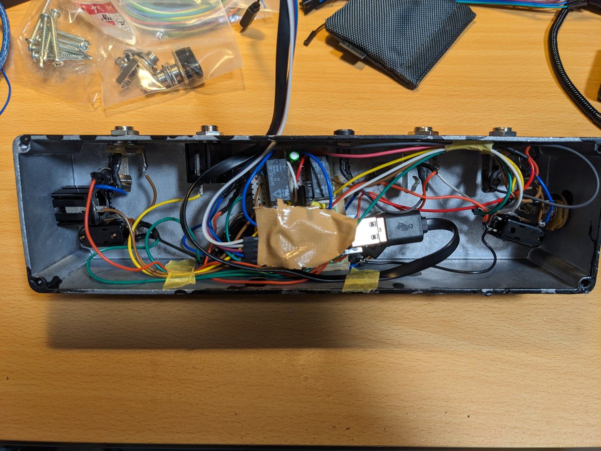 chem_phys_elec's tweet photo. スイッチャー完成した！
マルチエフェクターのパッチ変更と別途接続したエフェクター（最大2台）のオンオフ（バイパス）が可能

次はプリント基板で作ってみたい
あとケースがデカすぎるからそこも何か考えないとな https://t.co/rkmdi7Gews