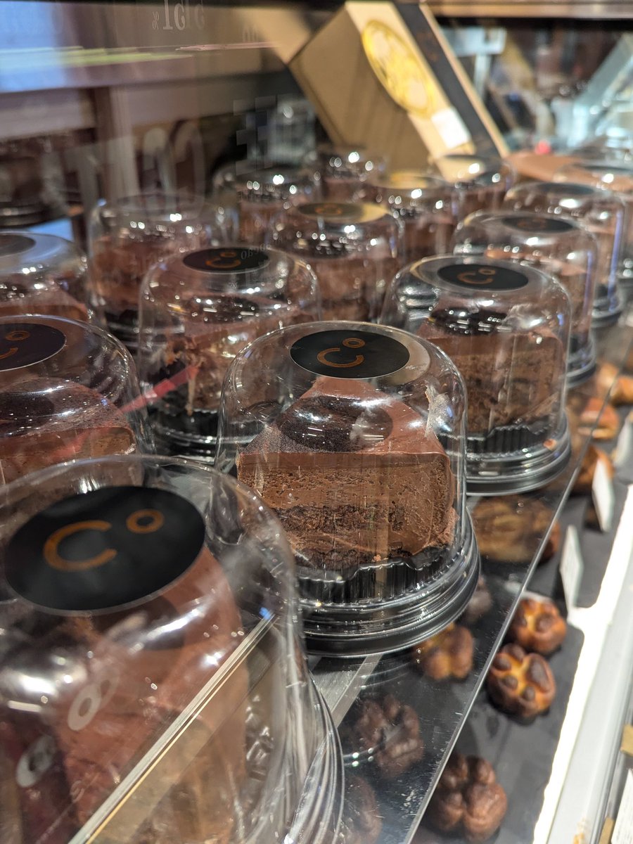 ChcolateOrigin's tweet photo. 街なかのイルミネーションも綺麗ですが🎄

CACAOCAT &amp; Chocolate Originの
ショーケース内もｷﾗ✨️ｷﾗ✨️ですよ〜🍴

美味しいチョコレートケーキと一緒に
お待ちしております🤎

photo by白金台店 https://t.co/iUftFf7Gbe