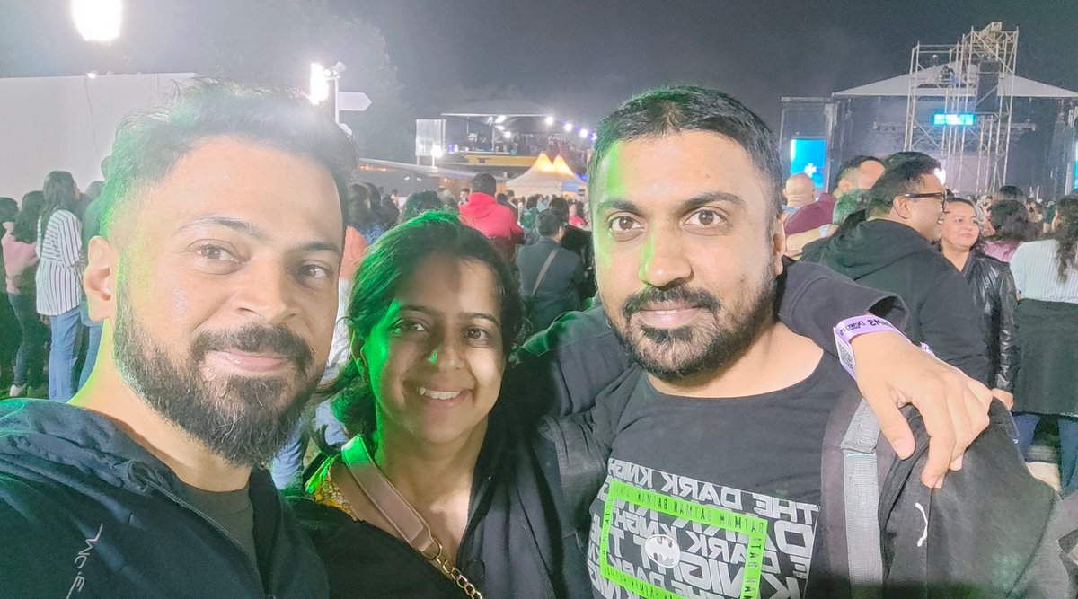 prashmr's tweet photo. Nostalgia flooded in as @bryanadams played and engaged the #Bangalore crowd. An evening of happiness, loved ones and community.

*The Bangalore traffic lived up to its reputation 😂
#BryanAdams https://t.co/yvl35pJ2lT