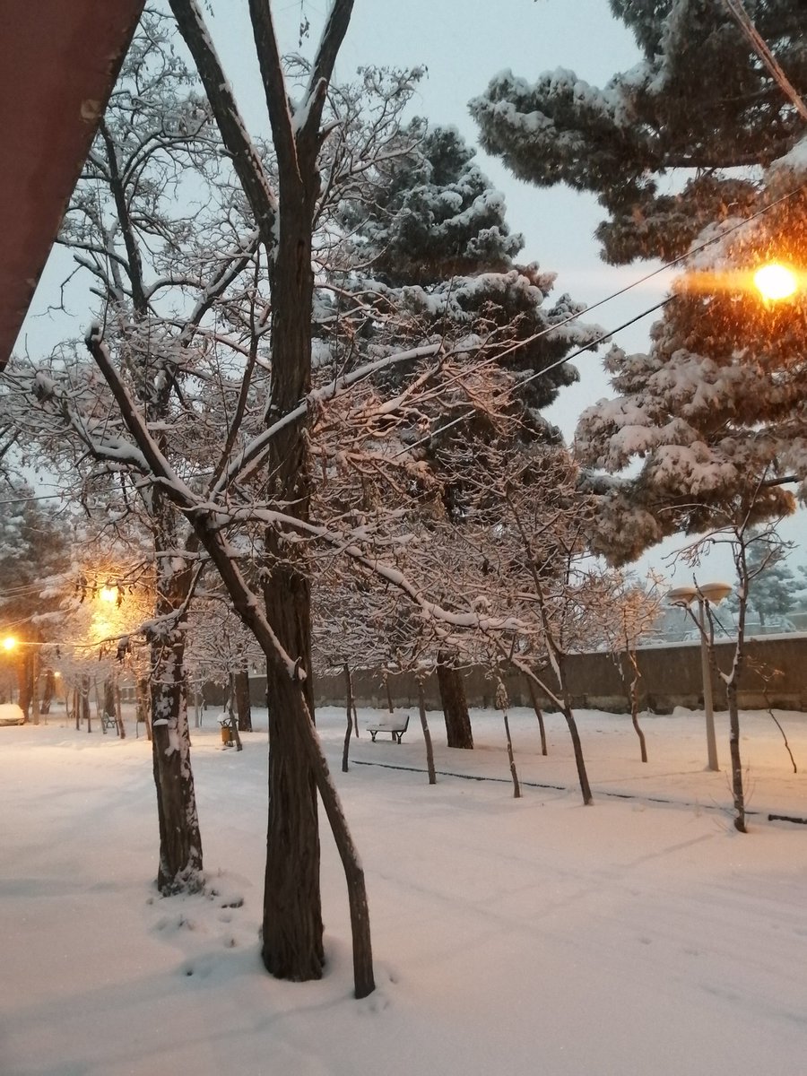 edba9292's tweet photo. خوشبختی مثل تلفنه! تنهایی داشتنش بدرد نمیخوره! امروز فهمیدم تنها بودن تو برف فقط دلتنگی میده https://t.co/X16ynq8l1l