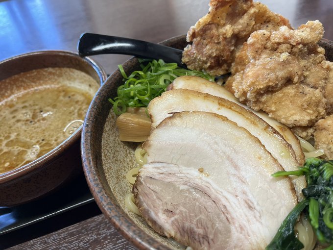 お昼は気になっていた焦がし味噌ラーメンのお店に❗️🙏🙏

唐揚げでっかくてビビる...🤔笑 