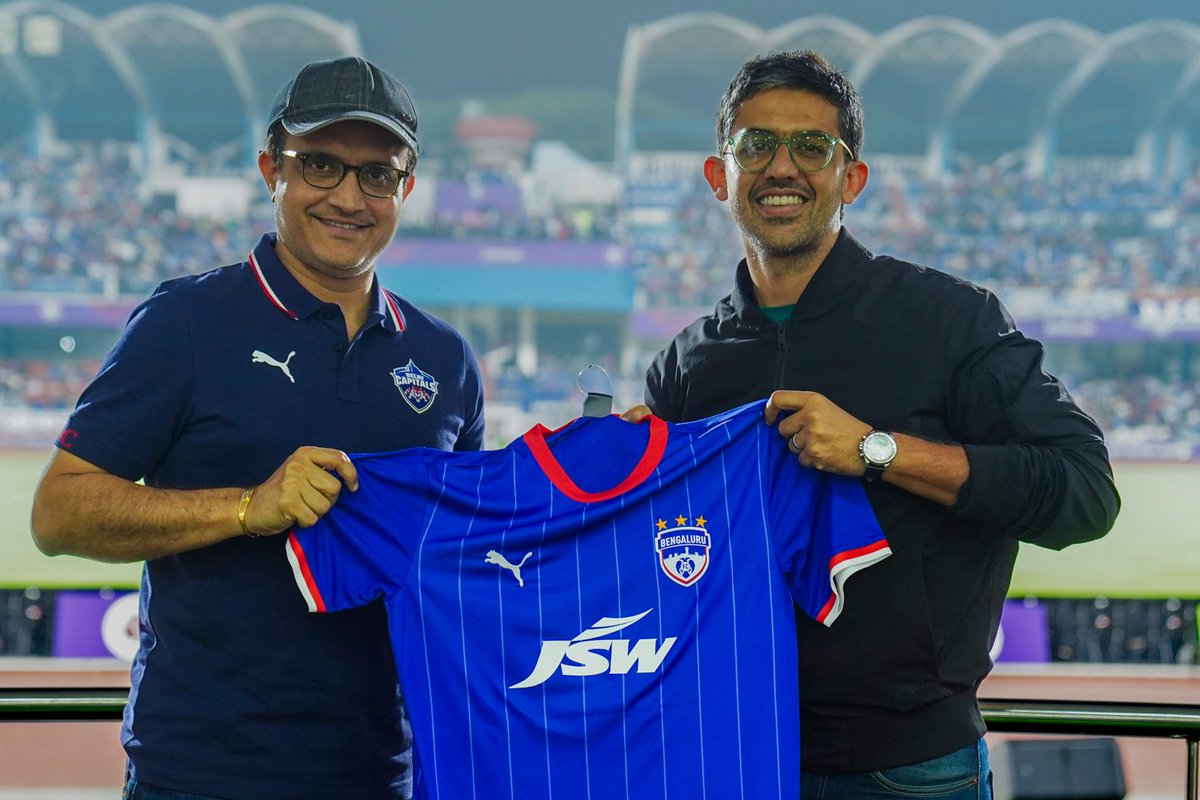 bengalurufc's tweet photo. We had cricketing greatness in attendance as JSW Sports’ Director of Cricket Sourav Ganguly joined us at the Fortress for #BFCFCG.
Here, JSW Sports COO Divyanshu Singh confirms Dada’s status as a #FriendOfBFC! 🔵
#WeAreBFC https://t.co/IcEP4MrCvc
