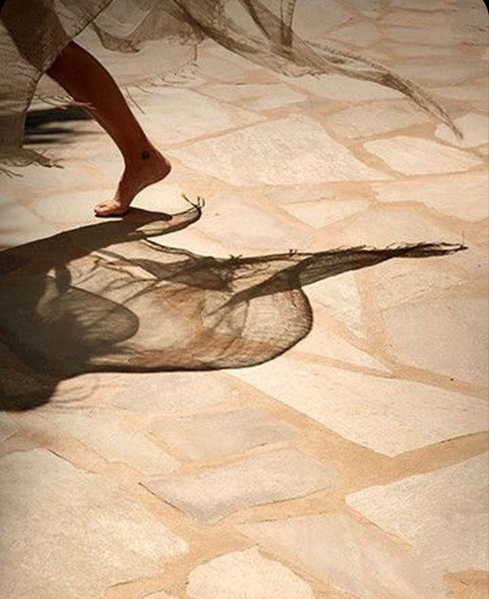 Sunday feels: walk barefoot, let the sun caress your skin, let the winds love you into slumber. Let the fruits of nature nourish your body. Take rest, drink water and love more 💛