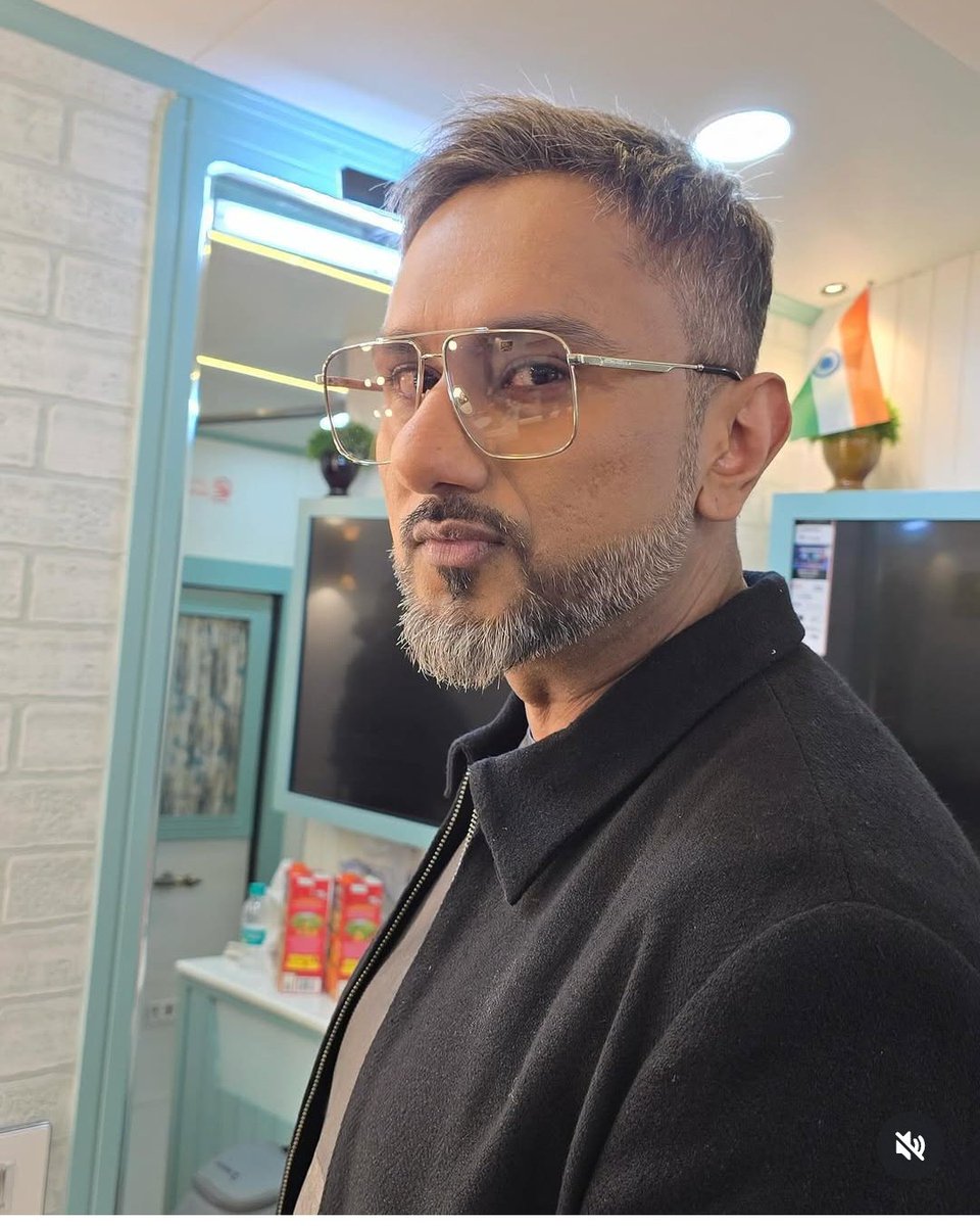 munishgarg2's tweet photo. @DrSJaishankar Sir Honey Singh has copied your style 😅😅😅 https://t.co/jhAdl2iSUA