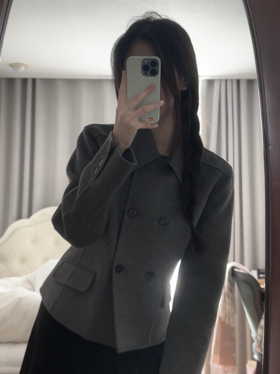 dametherose's tweet photo. 자켓 진짜 너무마음에들어��…///
허리 싹 잡히는 라인이랑 소매 버튼 포인트, 기장감까지 정말 잘 만든 고급스러운 옷이라는 느낌을 받음
플리츠 스커트도 진짜 열심히 찾아봤는데 딱 골반에 걸쳐지고 무릎 살짝 위로 올라오는 완벽한 길이…🤍 https://t.co/VdYyuTjVb4