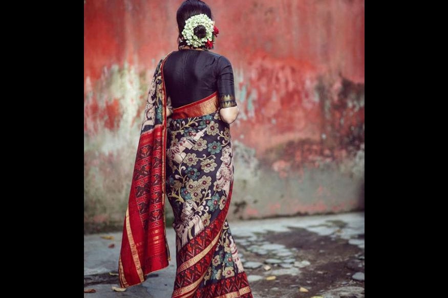 वह उस ज़मीन से थी जहाँ रेत और हवा का अंतर मुश्किल था, मुश्किल था किसी ऐसी औरत को ढूँढ़ना जिसकी आँखों में प्रेम होता ख़ौफ़ की जगह l