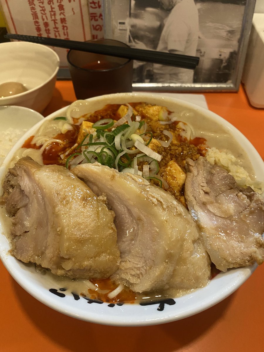 m19633853's tweet photo. ちばから＠市原市(ホーム)
『限定』
-続-あなたと合体したいPart2
味玉🐷券×2🍚(中盛)
スタッフ皆さん、
お気遣いアザッス😊
朝から、
お付合い皆さんも有難う御座いました😊
途中、卓上ホアジャオで痺れup
最後に具材を🍚にかけて😋
美味かったッス😋
ご馳走様でしたm(_ _)m https://t.co/wr5eG745Fq