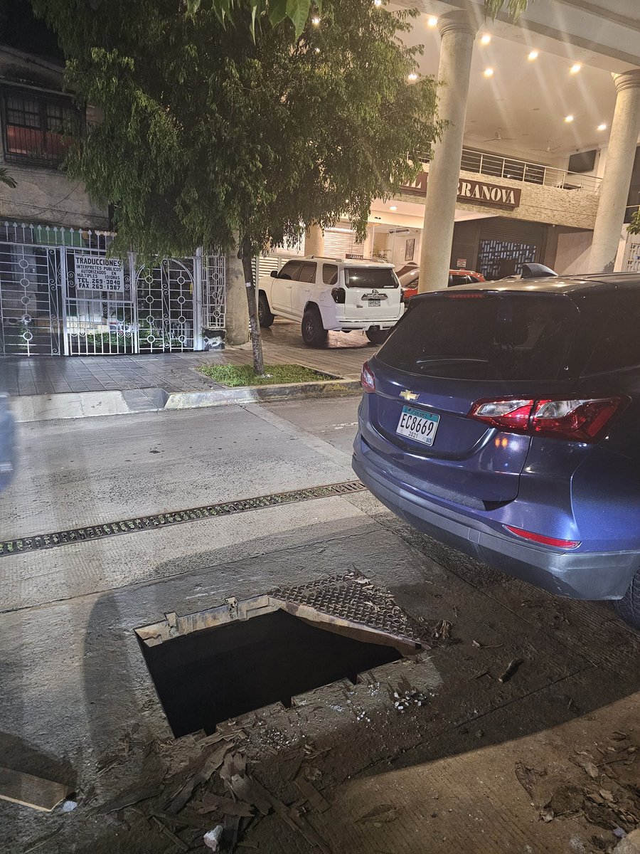 albashapanama's tweet photo. Seria possible saber quien podria apoyarnos en esta reparacion , cual es la identidad responsable ? Este hueco lleva mas de 1 año y se han caido varios carros , @Mayer @IDAANinforma , es peligroso muy peligroso # gracias https://t.co/kWak51LXk9