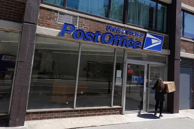 GulfTimes_QATAR's tweet photo. #Trump considers privatizing #USPostal Service, #WashingtonPost reports

US President-elect Donald Trump has in recent weeks expressed a keen interest in privatizing the U.S. Postal Service, the Washington Post reported on Saturday, citing three people with knowledge of the matter.
The U.S. Postal Service, which has lost more than $100 billion since 2007, reported a net loss of $9.5 billion for its fiscal year ending Sept. 30, $3 billion more than last year, largely due to a year-over-year increase in non-cash workers' compensation expense.