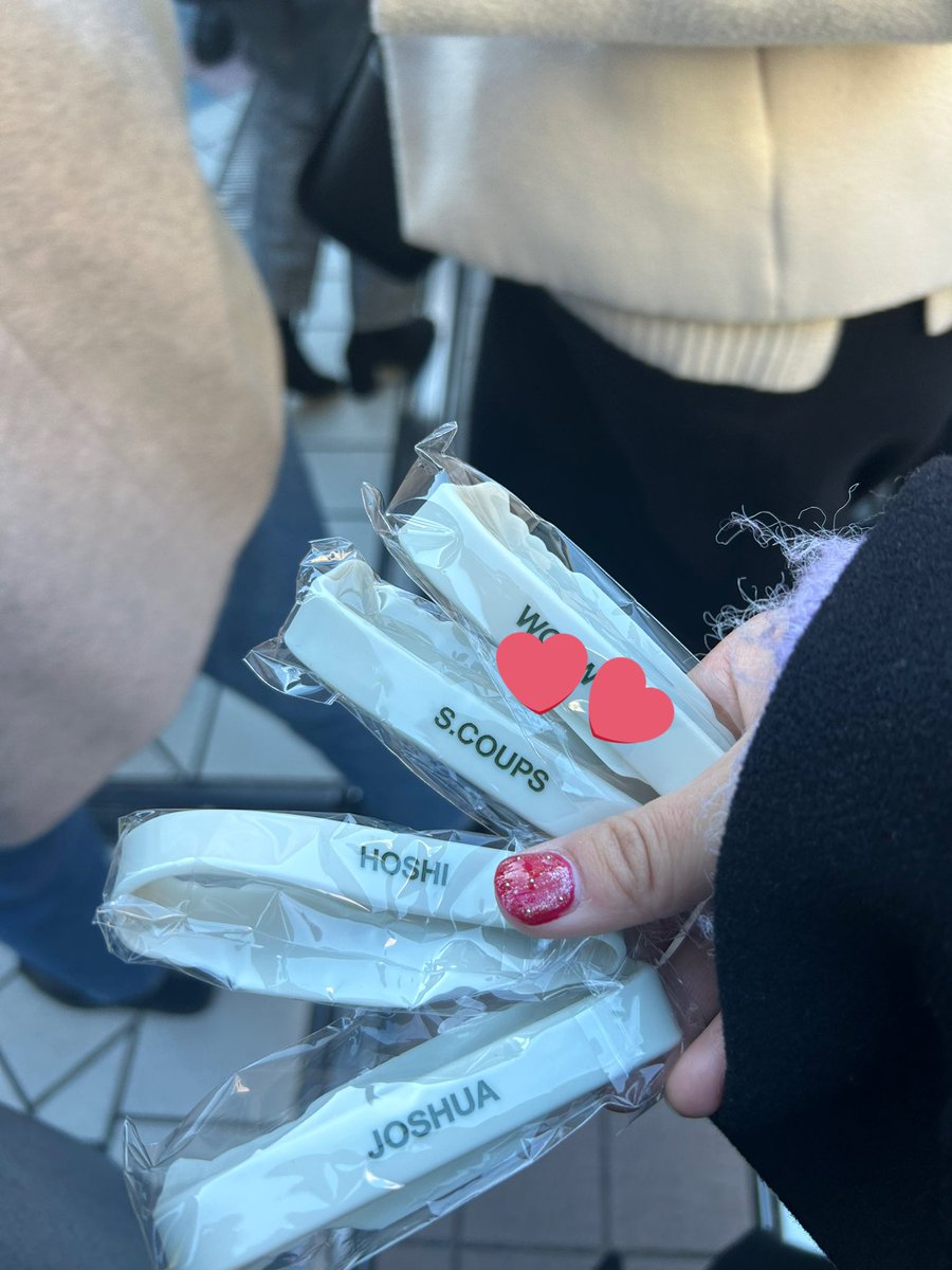 han__1OO4's tweet photo. SEVENTEEN セブチ カプセルトイ 会場限定 ガチャ ラバーバンド  交換

譲　エスクプス　ジョシュア　ホシ
求　ジョンハン

会場付近におります！
お気軽にお声掛けください https://t.co/4nmqAqLBH3