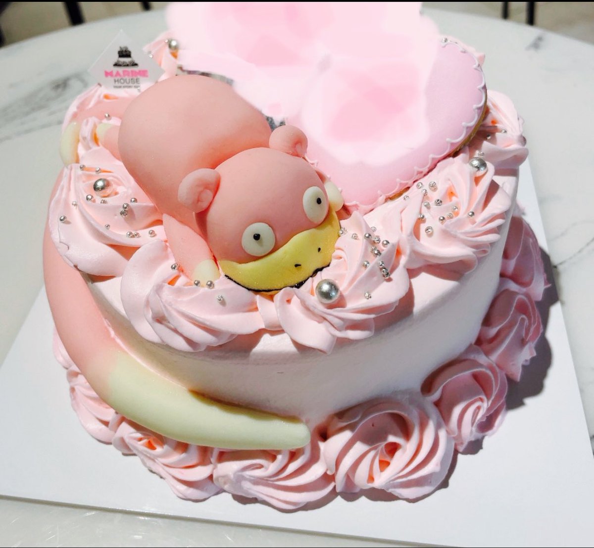 felicia1204's tweet photo. クリスマスが近いので

以前、特注して作っていただいた

ヤドンケーキを

再掲しますね。(ヤァン)

原宿の
マリーンハウスさんです。

ケーキの外周の
尻尾のリクエストを
とても素晴らしく作っていただけて
とても嬉しかったです✨✨✨

#ヤドン
#ケーキ https://t.co/hM3dmds2Iv