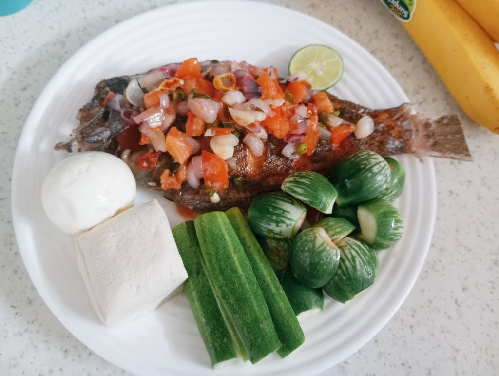 NPingitz's tweet photo. Menu makanan yang bisa dimakan mentah ternyata lebih menyehatkan, badan akan terhindar dr lemak jahat, bikin kulit halus, dan menjadikan tubuh sehat
.
Cukup mengenyangkan buat makan siang ku,
Selamat makan 😋🐟🥗
.
#ifh63
#pecakikan
#ikansebelah https://t.co/9ux9Edb5bO