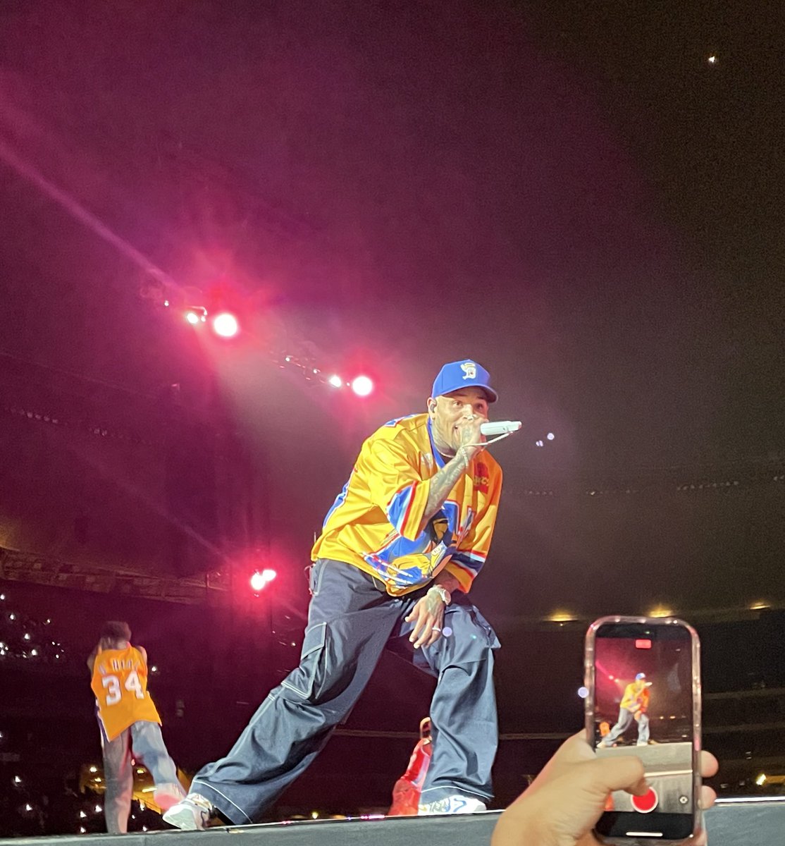 masechaba_Jess's tweet photo. From my camera 🤭😀 #BreezyInSouthAfrica #ChrisBrownLiveInJohannesburg #BREEZYBOWL https://t.co/1Y03fc7DOM