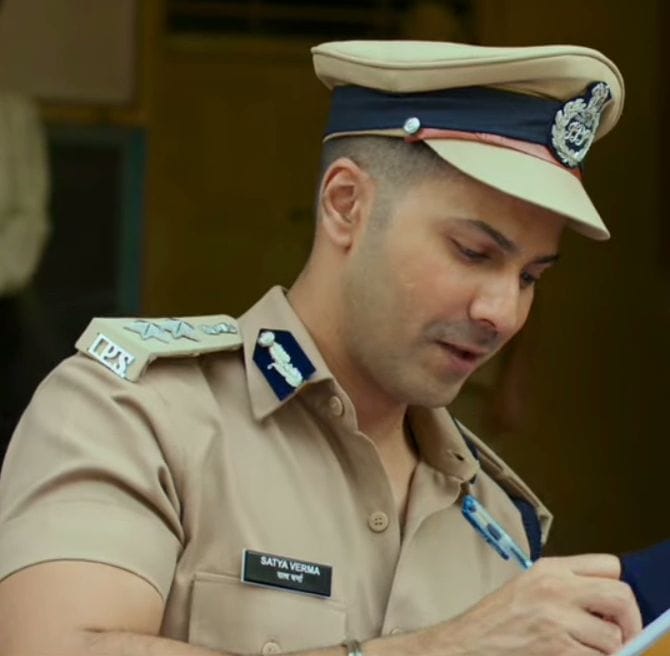 vdwellwishers_'s tweet photo. #VarunDhawan as Police🔥 https://t.co/Ibcm4P4tMt