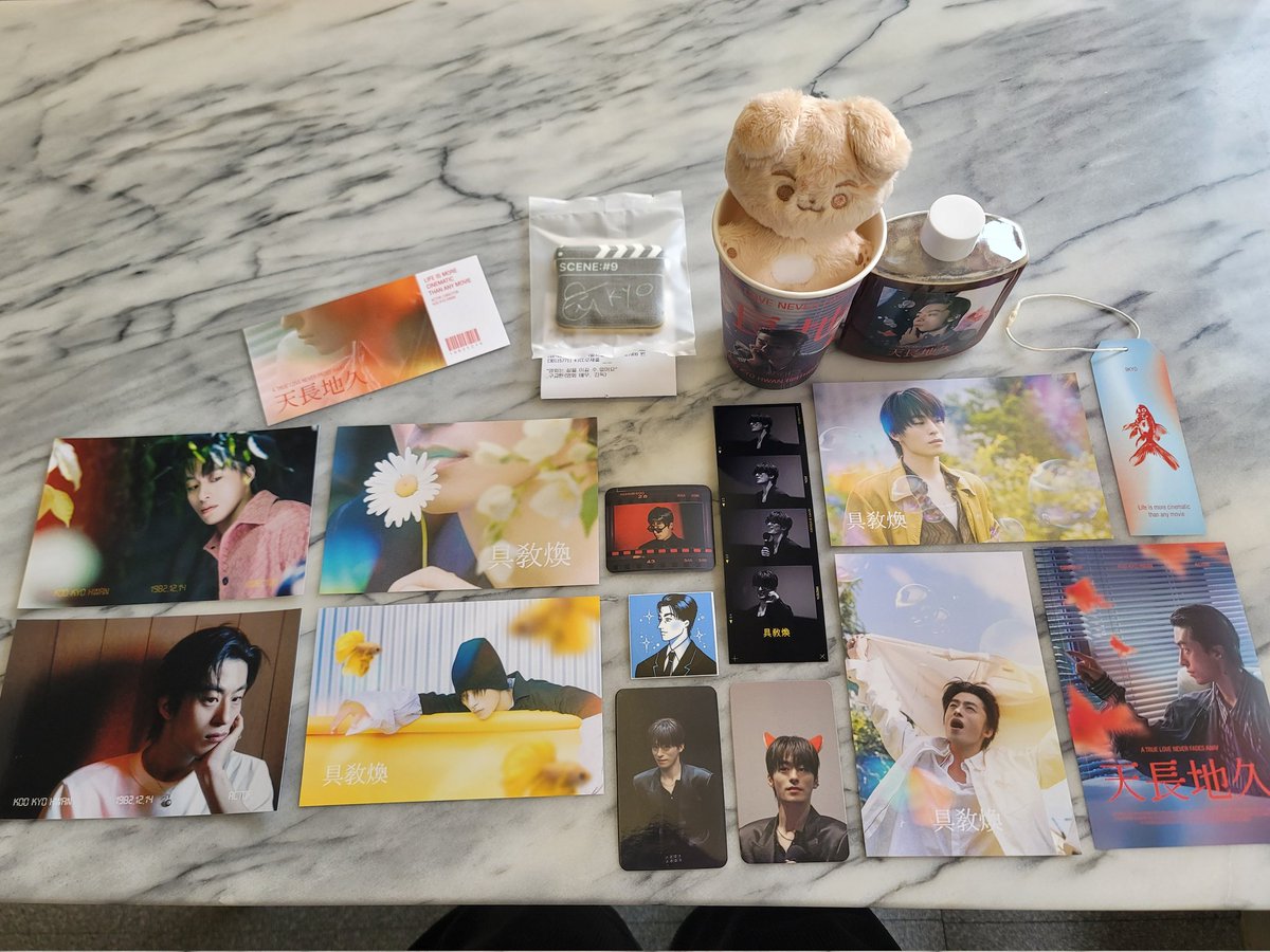 트레일러 떴을 때부터 제일 가고싶었던 곳. 기대만큼이나 사진 셀렉+컨셉 다 맘에 들었다.
홍콩영화 분위기라서 구교이미지랑도 잘 어울리고 존예롭.
럭드 엽서 세트 두번 뽑았는데 주최분이 엽서사진 중복없이 섞어주셔서 감동🥹
#구교환과_영수증의_天長地久
#교환의_영화는_계속되니까_컷