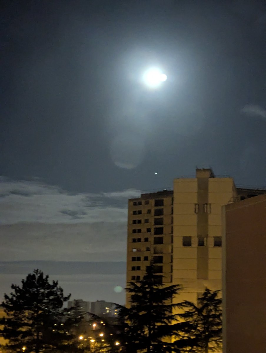 Eyes2Eagle's tweet photo. Dans quelques heures cet immeuble sera détruit. On dirait que la lune est venu lui dire au-revoir. @meaux https://t.co/8sSbZh12mu