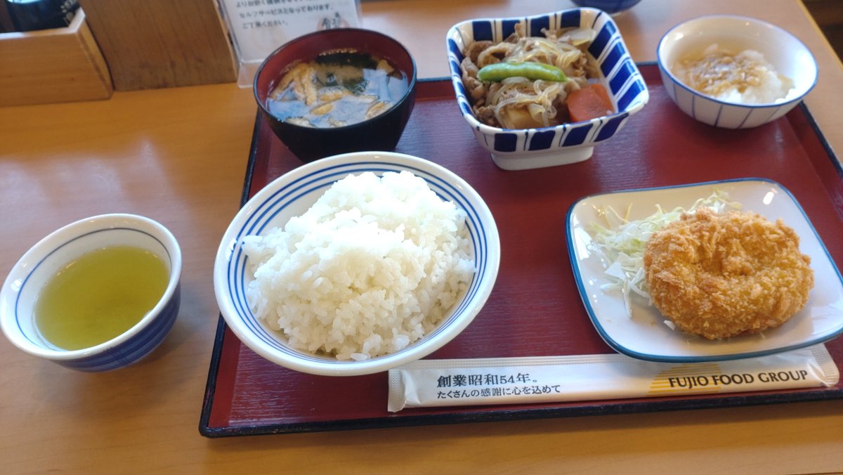 Logicpierrot's tweet photo. 本日は工務店さんとの打ち合わせ。なのでお昼はささっと。温かいみそ汁が美味いね。ごちそう様でした。
んで新居の家具を見に行くなど。ｿﾌｧはいいのが欲しいしｹﾞｰﾐﾝｸﾞﾁｪｱもいいのは高いしな……。まあもう少し時間があるので検討しまする https://t.co/3ZiiqhR4zT