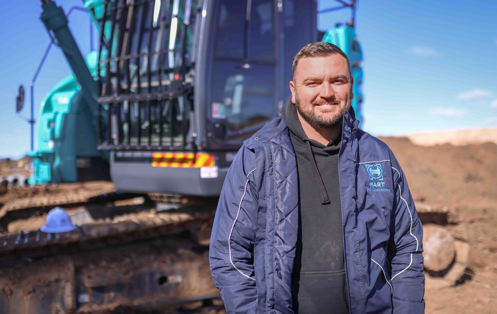 AustEarthmoving's tweet photo. One day I said to my supervisor, ‘If I buy my own machine, will you hire that off me, rather than hiring a machine off someone else?’

Trent Ford from HART Civil story is inspiring to say the least.

Read it and watch the video here:
https://t.co/xrJ5ZMTWDE https://t.co/3HVT8dtDyu