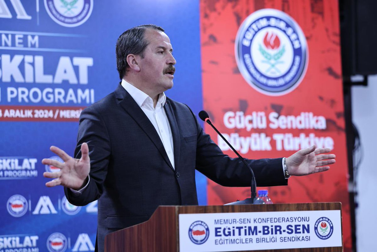 _aliyalcin_'s tweet photo. “Akademik Zam” Adalet ve Hakkaniyet Gereği Şarttır

Akademik personelin ücretleri yeterli değildir. Akademiye verilen önem üniversite sayısının yükselmesinin yanında akademisyenlerin ücretlerinde de iyileştirme yapılmasıyla mümkün olacaktır. Yıllarını bilimsel çalışmalara veren öğretim üyelerinin, akademik yükselme süreçlerinde akıl teri döken öğretim elemanlarının, akademik personelin ücretleri yaptıkları işle orantılı değildir.

Kamu görevlilerinin; ücret, ünvan, yetki ve sorumluluk boyutuyla ücret adaletinin sağlanması talepleri doğru bir serzeniştir. Kamu çalışanları içerisinde akademik personelin  ücretleri ise kıyas kabul etmeyecek derecede sıkıntılıdır. Akademik personel gözardı edilmemeli, bilakis göz önünde bulundurulmalıdır. 

2025 Ağustos ayında 8.Dönem Toplu  Sözleşme var. Kamuda ücret adaleti için bir çok başlık masada olacak. 

Kamu görevlilerimizin gündemini meşgul eden konular bir an önce çözüme kavuşturulmalıdır.

▪️1.Dereceye 3600 Ek Göstergenin verilmesi,
▪️Teknik Hizmetler Sınıfının Sorunları ve Mühendislik Meslek Kanununun çıkarılması, 
▪️Disiplin cezalarının affı, 
▪️Üniversite İdari Personelinin Yer Değişikliği Hakkının tamamlanması, 
▪️Yardımcı Hizmetler Sınıfı’nın Genel İdare Hizmetler Sınıfı’na geçirilmesi 
▪️2016 yılından sonra göreve başlayanlara ilave 1 derece verilmesi,
▪️Sözleşmeli Koruma ve Güvenlik Görevlilerinin Ek Ödemeleri, 
▪️Ayniyat Saymanlarının Özel Hizmet Tazminatının Ödenmesi, 
▪️Yiyecek Yardımı ve Harcıraha İlişkin Çalışmanın tamamlanması, 
▪️4c’den 4b’ye geçen personelin zorunlu emeklilik dayatmasının kaldırılması,
▪️Memura Bayram İkramiyesi verilmesi,
▪️Personel alımında ve diğer sınavlarda mülakatların kaldırılması, 
▪️Kamu personel sisteminin güncellenmesi, 
▪️Doğum sonrası yarım zamanlı çalışma yönetmeliğinin çıkarılması, analık izni sürelerinin artırılması, kamu kurumlarındaki kreş uygulamasının yaygınlaştırılması ve daha bir çok başlık ötelenmemeli, bir an önce çalışmalar başlatılarak teker teker çözülmelidir.
