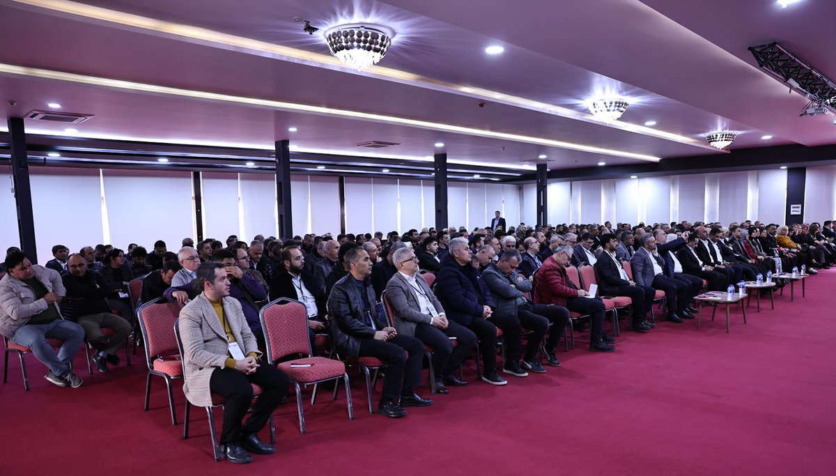 _aliyalcin_'s tweet photo. “Akademik Zam” Adalet ve Hakkaniyet Gereği Şarttır

Akademik personelin ücretleri yeterli değildir. Akademiye verilen önem üniversite sayısının yükselmesinin yanında akademisyenlerin ücretlerinde de iyileştirme yapılmasıyla mümkün olacaktır. Yıllarını bilimsel çalışmalara veren öğretim üyelerinin, akademik yükselme süreçlerinde akıl teri döken öğretim elemanlarının, akademik personelin ücretleri yaptıkları işle orantılı değildir.

Kamu görevlilerinin; ücret, ünvan, yetki ve sorumluluk boyutuyla ücret adaletinin sağlanması talepleri doğru bir serzeniştir. Kamu çalışanları içerisinde akademik personelin  ücretleri ise kıyas kabul etmeyecek derecede sıkıntılıdır. Akademik personel gözardı edilmemeli, bilakis göz önünde bulundurulmalıdır. 

2025 Ağustos ayında 8.Dönem Toplu  Sözleşme var. Kamuda ücret adaleti için bir çok başlık masada olacak. 

Kamu görevlilerimizin gündemini meşgul eden konular bir an önce çözüme kavuşturulmalıdır.

▪️1.Dereceye 3600 Ek Göstergenin verilmesi,
▪️Teknik Hizmetler Sınıfının Sorunları ve Mühendislik Meslek Kanununun çıkarılması, 
▪️Disiplin cezalarının affı, 
▪️Üniversite İdari Personelinin Yer Değişikliği Hakkının tamamlanması, 
▪️Yardımcı Hizmetler Sınıfı’nın Genel İdare Hizmetler Sınıfı’na geçirilmesi 
▪️2016 yılından sonra göreve başlayanlara ilave 1 derece verilmesi,
▪️Sözleşmeli Koruma ve Güvenlik Görevlilerinin Ek Ödemeleri, 
▪️Ayniyat Saymanlarının Özel Hizmet Tazminatının Ödenmesi, 
▪️Yiyecek Yardımı ve Harcıraha İlişkin Çalışmanın tamamlanması, 
▪️4c’den 4b’ye geçen personelin zorunlu emeklilik dayatmasının kaldırılması,
▪️Memura Bayram İkramiyesi verilmesi,
▪️Personel alımında ve diğer sınavlarda mülakatların kaldırılması, 
▪️Kamu personel sisteminin güncellenmesi, 
▪️Doğum sonrası yarım zamanlı çalışma yönetmeliğinin çıkarılması, analık izni sürelerinin artırılması, kamu kurumlarındaki kreş uygulamasının yaygınlaştırılması ve daha bir çok başlık ötelenmemeli, bir an önce çalışmalar başlatılarak teker teker çözülmelidir.
