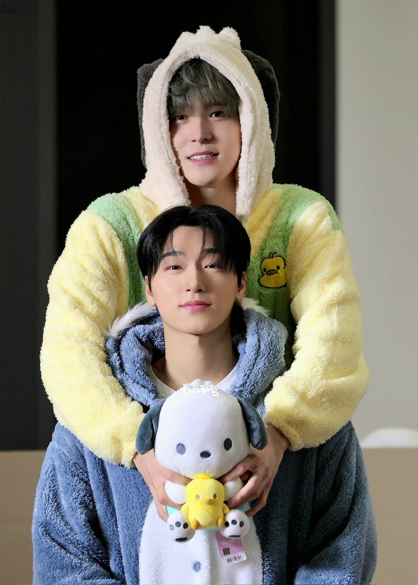 hana_haram710's tweet photo. 241207 메이크스타 팬싸
Makestar Fansign
정산즈 귀여웡😚

#에이티즈 #ATEEZ #최산 #산 #CHOISAN #SAN https://t.co/pCaknNS4pq