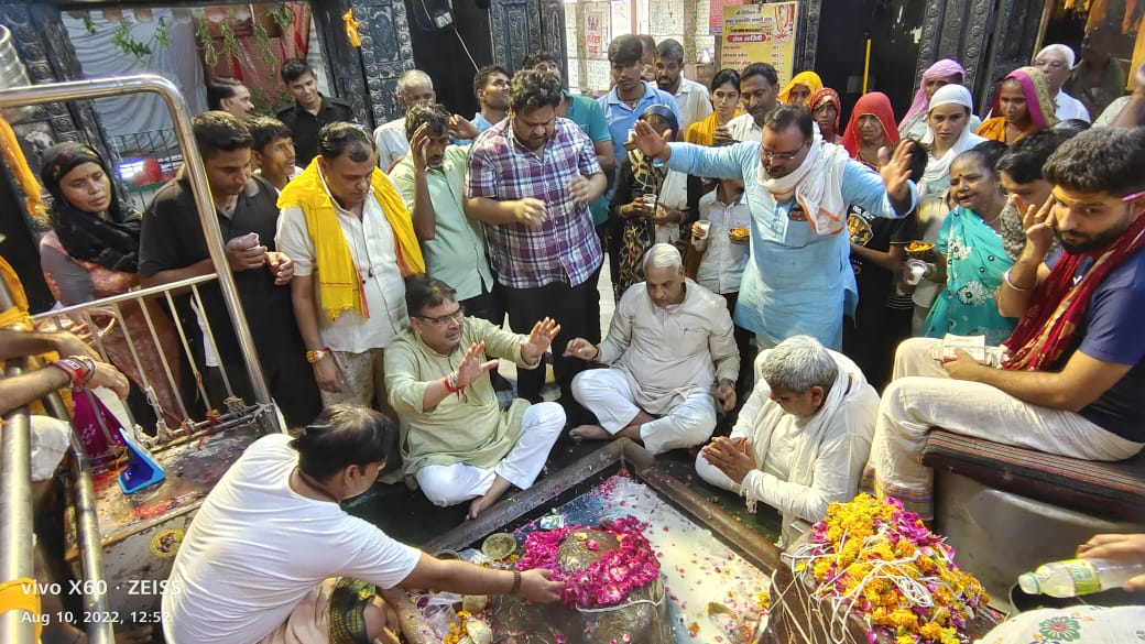 Sewramgupta's tweet photo. विकसित राजस्थान को साकार करने के लिए प्रतिबद्ध, राजस्थान के लोकप्रिय एवं यशस्वी  मुख्यमंत्री श्री भजनलाल शर्मा जी को जन्मदिवस की हार्दिक शुभकामनाएं।
श्री गिरिराज धरण गोवर्धन बाबा से आपके उत्तम मंगलमय स्वास्थ्य और दीर्घायु जीवन की मंगल कामना करता हूं।
@BhajanlalBjp @BJP4Rajasthan https://t.co/dZ9S9cN95U