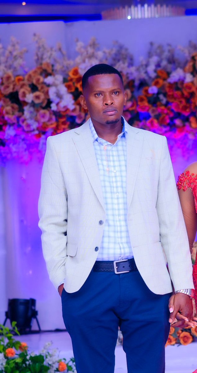 ExMayorUbungo's tweet photo. BWANA HARUSI ALIVYOTEKWA NA KUPOTEA KIGAMBONI,DAR ES SALAAM.

Jina: VICENT PETER MASAWE
Umri:36yrs
Kazi: Dalali wa Magari.

Ni mkazi wa Kigamboni mtaa wa Ungindoni,amepotea tangu yarehe 20 November 2024 akiwa ametoka Kuoa katika ukumbi wa GOLDEN JUBELEE uliopo Mbezi Beach siku mbili kabla ya Kutekwa.

Alipokuwa Honeymoon alitoka mara moja kwenda kutafuta gari (Coaster) ya Kurudisha Wazee/Wakwe zake Mkoani Kilimanjaro baada ya harusi.
 Muda mfupi akiwa mtaani anatafuta gari alipiga simu kwa mke wake  ( Bi harusi) na rafiki yake Victor kwa namba ya simu  +255 68 276 2979 

kuwa alikuwa anafuatiliwa nyuma yake na gari aina ya Land cruiser hardtop huku yeye akiwa anaendesha gari yake yenye namba T 642 EGU.

Baaada ya kupiga simu hizo mbili za mke na rafiki yake,alipotea yeye na gari lake siku hiyo.

Ndugu zake walilipoti Polisi na kupewa RB no.KGM/RB/3707/2024,Wamejaribu kumtafuta vituo vyote vya Polisi hajapatikana 

Wamemtafuta hospitali zote pamoja na vyumba vya kuhifadhia maiti lakini hajapatikana.

Mtu yeyote mwenye mawasiliano ampigie mke wake kwa namba +255 673 330 481