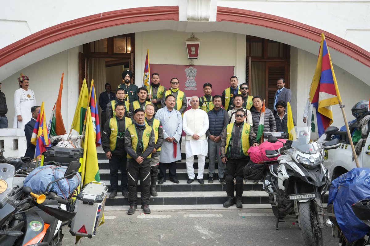 माननीय राज्यपाल श्री राजेन्द्र विश्वनाथ आर्लेकर से तिब्बती युवा कांग्रेस (टी॰वाई॰सी॰) के अध्यक्ष श्री गोन्पो धुंडुप के नेतृत्व में टी॰वाई॰सी॰ अखिल भारतीय बाइक रैली के 17 सदस्यों ने राजभवन में मुलाकात की।