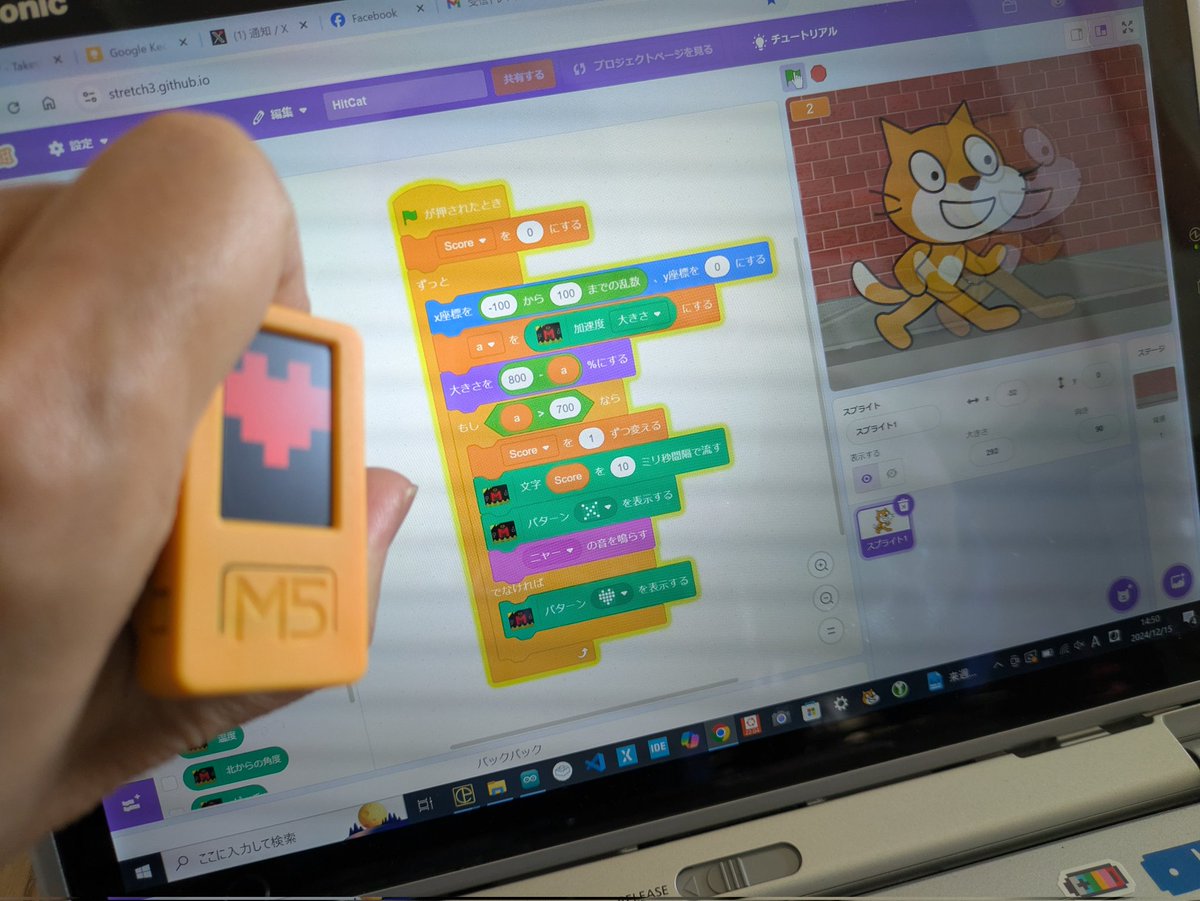 610t's tweet photo. #CoderDojo #梅田 、むとうが作業してたの。
#Scratch ( #Stretch3 )で加速度センサーを使って、ただひたすらに猫を殴るだけのゲーム。
#microbit でも遊べる。
#M5Stack #MicrobitMore #M5bitLess https://t.co/GZY6m91vDu