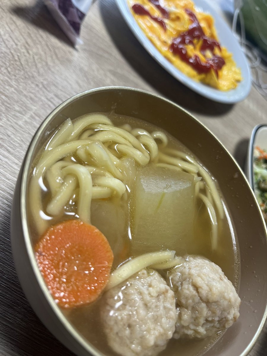 kinashow1's tweet photo. 遅めの昼ごはん

これから仕事なので、
お酒が飲めない、、、🥹

・卵焼き
　　　〜酒のケチャップ字を添えて〜

・小松菜とにんじんのチャンプルー

・冬瓜スープに沖縄そば

・ニガナ、にんじん、セロリの白和え

【飲み物】
・ジャスミンハイを我慢して、
　ただのジャスミン茶🥹🥹 https://t.co/2qBkJvAJ4D