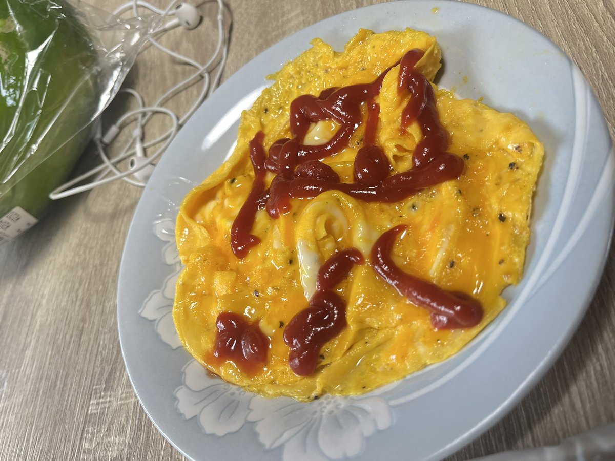 kinashow1's tweet photo. 遅めの昼ごはん

これから仕事なので、
お酒が飲めない、、、🥹

・卵焼き
　　　〜酒のケチャップ字を添えて〜

・小松菜とにんじんのチャンプルー

・冬瓜スープに沖縄そば

・ニガナ、にんじん、セロリの白和え

【飲み物】
・ジャスミンハイを我慢して、
　ただのジャスミン茶🥹🥹 https://t.co/2qBkJvAJ4D