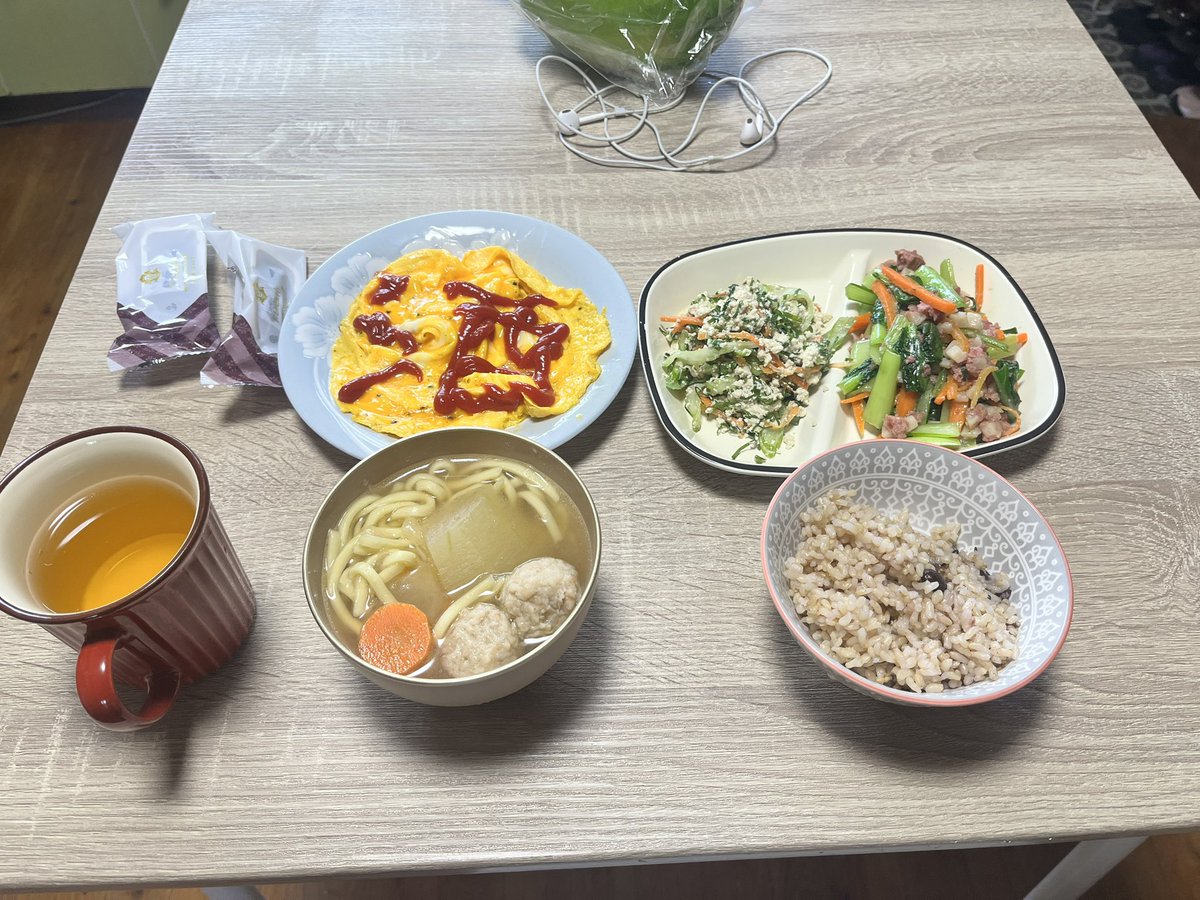 kinashow1's tweet photo. 遅めの昼ごはん

これから仕事なので、
お酒が飲めない、、、🥹

・卵焼き
　　　〜酒のケチャップ字を添えて〜

・小松菜とにんじんのチャンプルー

・冬瓜スープに沖縄そば

・ニガナ、にんじん、セロリの白和え

【飲み物】
・ジャスミンハイを我慢して、
　ただのジャスミン茶🥹🥹 https://t.co/2qBkJvAJ4D