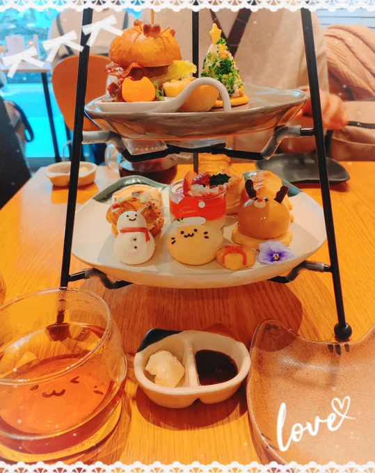 ときどきカフェさん( ) のアフタヌーンティー堪能してきましたクリスマスメニュー!かわいい!おいしい楽しい時間を過ごせました 単行本もありがとうございましたそして友達のさっこさん( )が「ケモ耳少女の幸せごはん」のモモを描いてくれたよサプライズ 