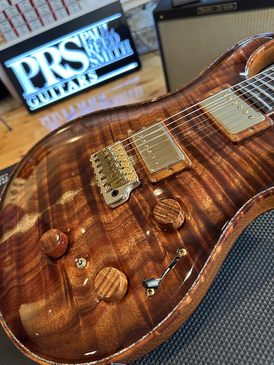 PRSGuitarsJapan's tweet photo. 本日は島村楽器 静岡パルコ店主催のギタラバSHIZUOKAにて、PRSのメンテナンス会を実施（事前の予約枠は全て埋まりました。ありがとうございます！）✨

PRS Japan テックチームのマネージャーが、持ち込まれたギターのコンディションを1本ずつ確認し、より良い状態にしてオーナー様にお戻ししています👍

#PRS #PRSJapan #ギタラバ