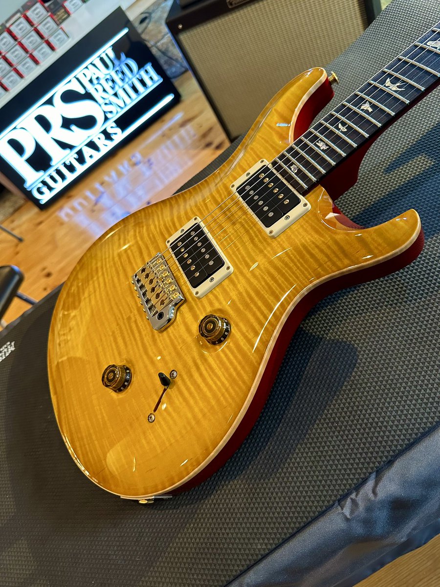 PRSGuitarsJapan's tweet photo. 本日は島村楽器 静岡パルコ店主催のギタラバSHIZUOKAにて、PRSのメンテナンス会を実施（事前の予約枠は全て埋まりました。ありがとうございます！）✨

PRS Japan テックチームのマネージャーが、持ち込まれたギターのコンディションを1本ずつ確認し、より良い状態にしてオーナー様にお戻ししています👍

#PRS #PRSJapan #ギタラバ