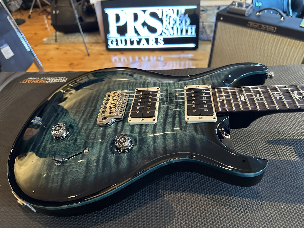 PRSGuitarsJapan's tweet photo. 本日は島村楽器 静岡パルコ店主催のギタラバSHIZUOKAにて、PRSのメンテナンス会を実施（事前の予約枠は全て埋まりました。ありがとうございます！）✨

PRS Japan テックチームのマネージャーが、持ち込まれたギターのコンディションを1本ずつ確認し、より良い状態にしてオーナー様にお戻ししています👍

#PRS #PRSJapan #ギタラバ