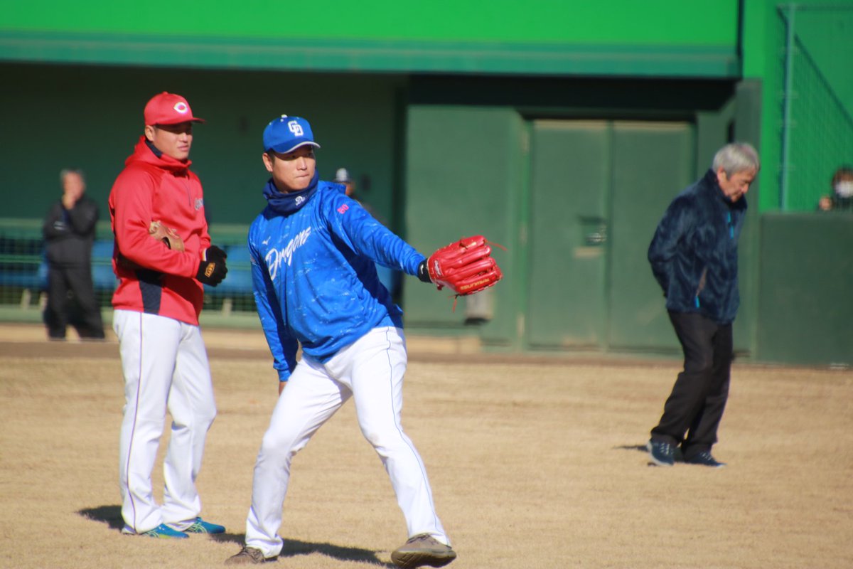 kt_phot2's tweet photo. 昂也とキャッチボールするしみたつ https://t.co/VaafgcY9NJ