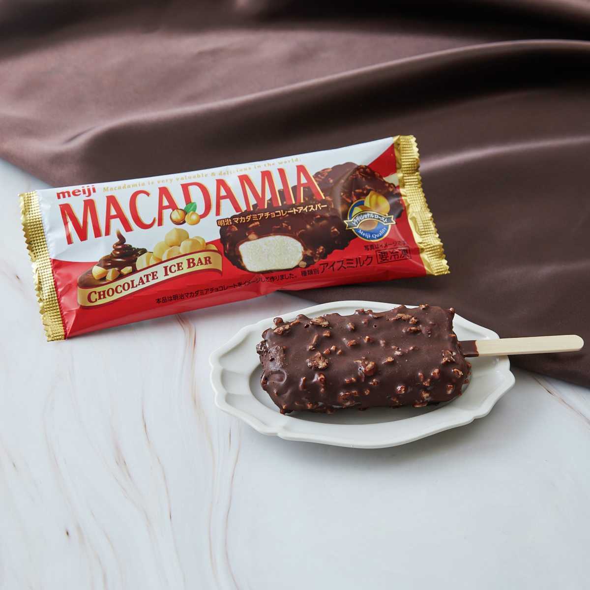 akiko_lawson's tweet photo. 「マカダミアチョコレートアイスバー」が発売中♪
香ばしいマカダミアナッツと風味豊かなチョコが相性ばっちりです(^^)
#ローソン #明治
https://t.co/ylAOfvuyAA https://t.co/2UM5JMu6G9