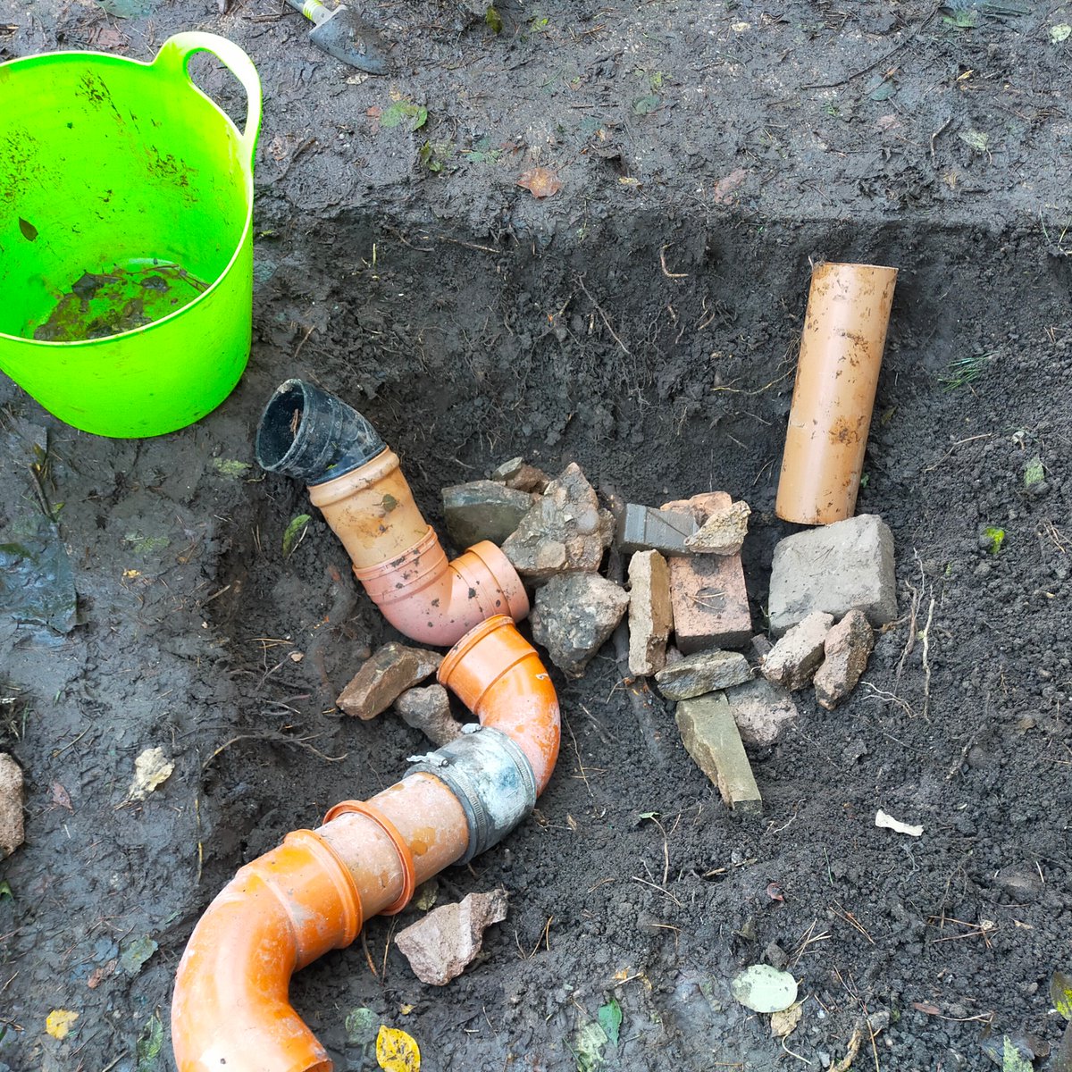 thrivecharity's tweet photo. A huge thank you to the children and staff from St. Dunstan's Catholic Primary School who helped us build a brand-new hibernaculum for our smooth newts!

This below-ground shelter will help smooth newts to hibernate over the winter in our Birmingham gardens. 🐸 https://t.co/7Q33joec4w