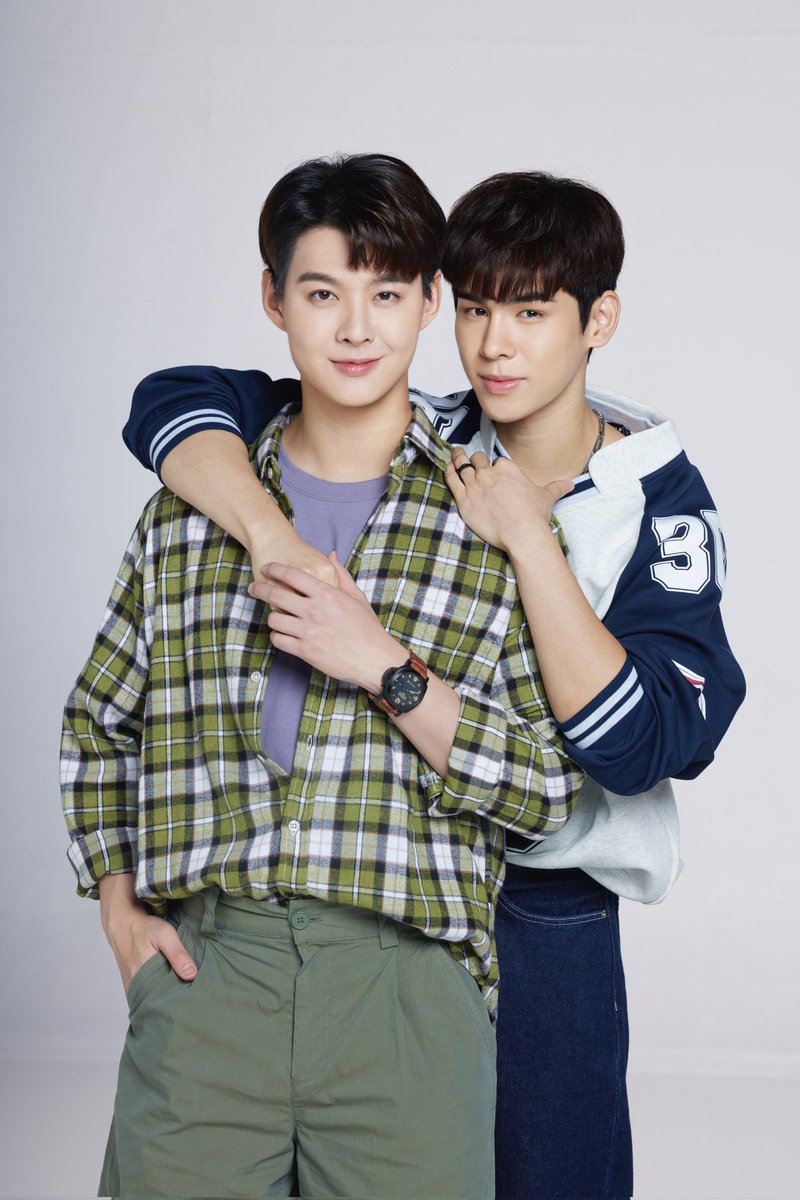Ting_ThinkThing's tweet photo. “จอมขวัญ” #Saint_sup ผู้ใหญ่บ้านไฟแรงที่อยากพัฒนาบ้านเกิด ปะทะ “โยธิน” #ppoomntp_ เด็กหนุ่มตัวปัญหาจากกรุงเทพฯ จนถูกส่งตัวไปคุมความประพฤติที่บ้านนอก

เด็กแสบจะถูกช่วงชิงหัวใจ หรือผู้ใหญ่ฯ จะต้องปวดหัว? ติดตามในซีรีส์โรแมนติกคอมเมดี้ #หวานใจผู้ใหญ่จอม #MySweetHeartJom  เร็ว ๆ นี้ https://t.co/W2q1fi7D2W