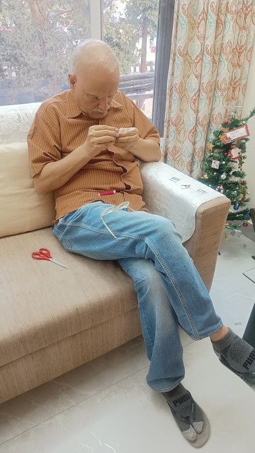 promankur's tweet photo. Even now at 72 I can successfully thread the tiniest needle with naked eyes.  Caught on camera without being aware... Been highly myopic -8 since age of 16... Adjusted well with progressives for normal wear since I do fine work on the computer for an average of 10 hours a day... https://t.co/ZEja0f0dmo