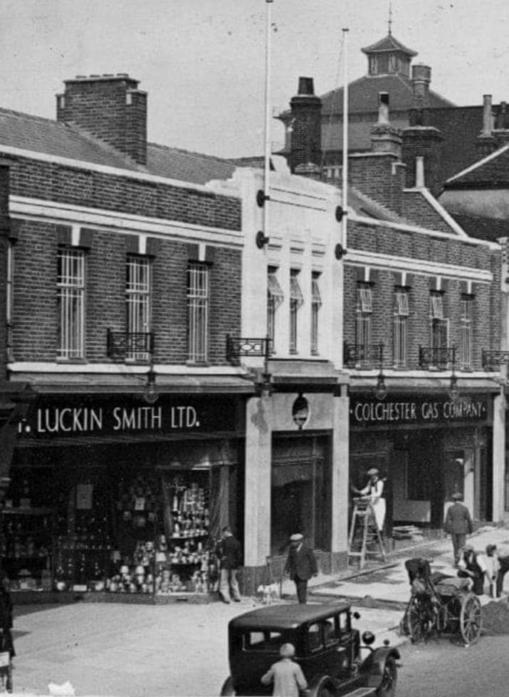 ColCivicSociety's tweet photo. You'll find today's #Colchester #AdventWindow on Head Street. The premises used to  be the Gas Showrooms and Luckin-Smiths who were  purveyors of Hardware, China &amp; Glass.

The frontage - with its splendid hanging lanterns - sadly now no longer looks quite as it once did... https://t.co/8SiJ8lNIk6