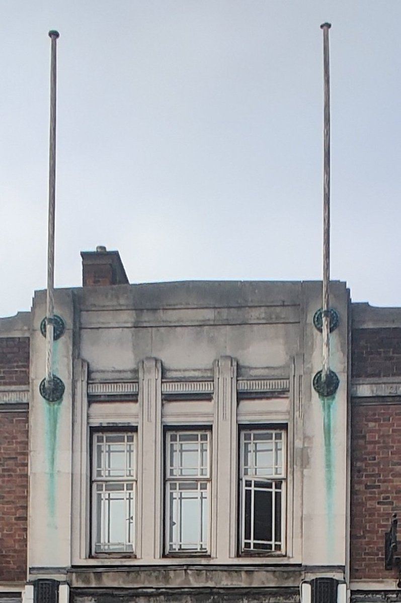ColCivicSociety's tweet photo. You'll find today's #Colchester #AdventWindow on Head Street. The premises used to  be the Gas Showrooms and Luckin-Smiths who were  purveyors of Hardware, China &amp; Glass.

The frontage - with its splendid hanging lanterns - sadly now no longer looks quite as it once did... https://t.co/8SiJ8lNIk6