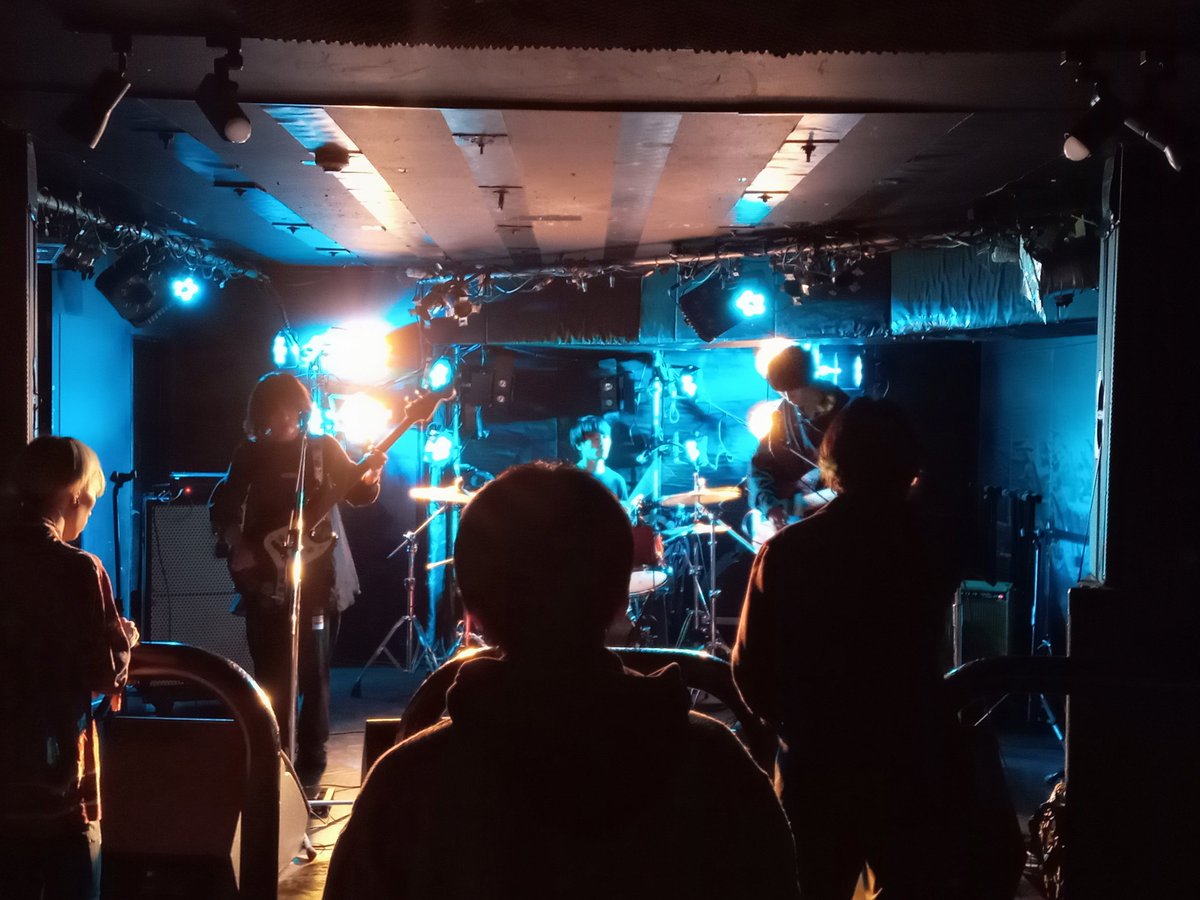 robin_511's tweet photo. お昼からシューゲイザーの良い音を聴きに行った🎶 https://t.co/DzKzJbl6P7
