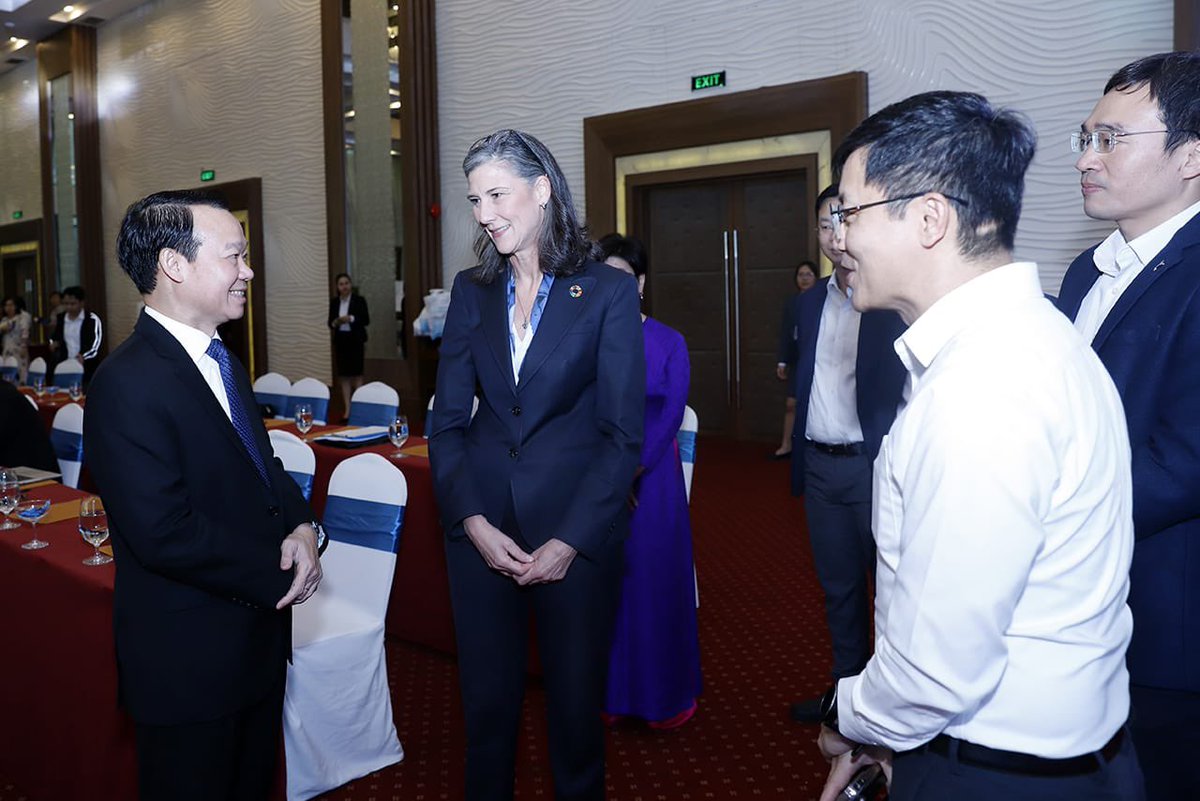 RamlaKhalidi's tweet photo. 🧵Today I joined Minister Duy of MONRE in Nha Trang to announce the Master Plan for sustainable exploitation and use of coastal resources 🌊🚢🐟 https://t.co/MdCqLq8Hmh