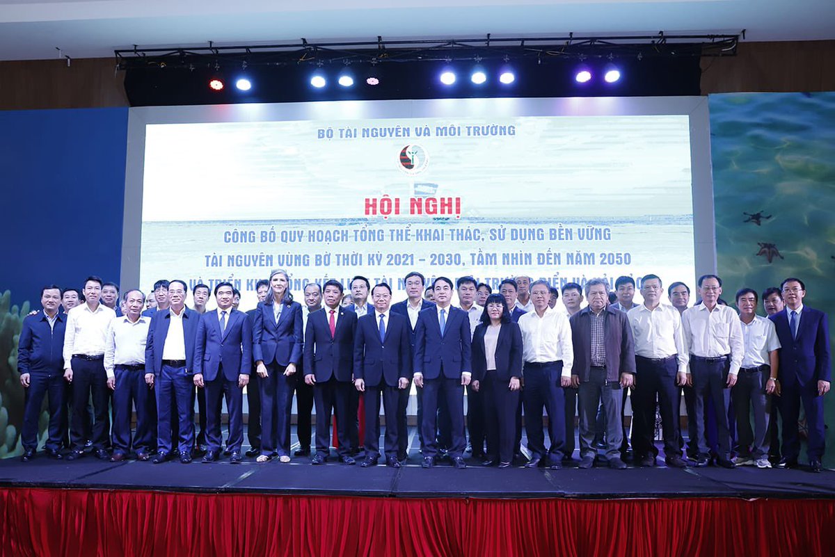 RamlaKhalidi's tweet photo. 🧵Today I joined Minister Duy of MONRE in Nha Trang to announce the Master Plan for sustainable exploitation and use of coastal resources 🌊🚢🐟 https://t.co/MdCqLq8Hmh