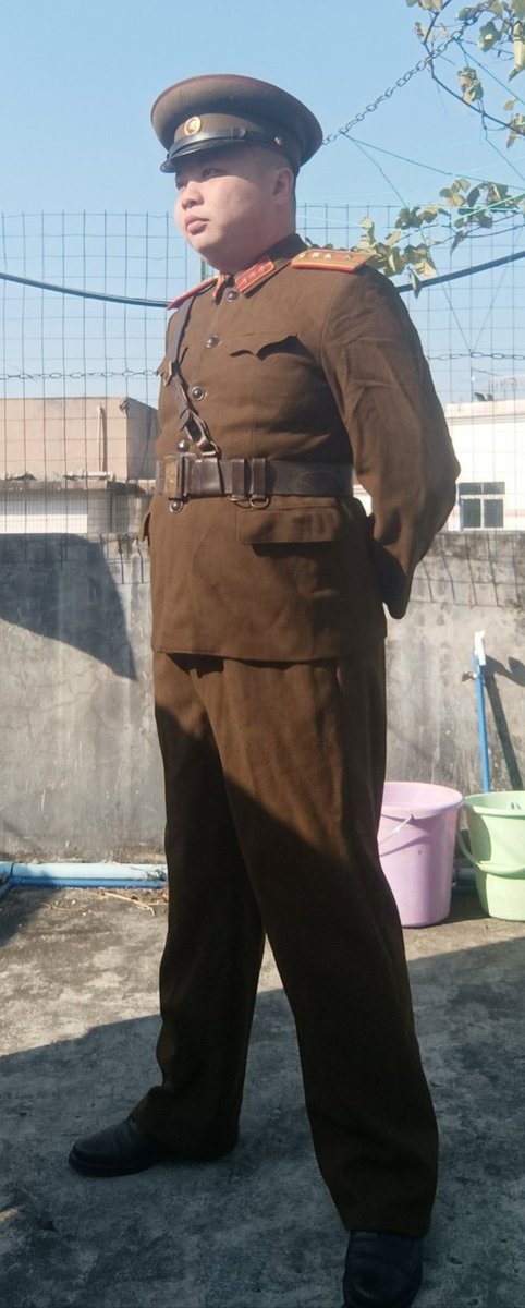 中国人民解放军55式麦尔登呢尉官常服（58年条例）：通常麦尔登呢常服只配发校官以上，但是文工团、军乐团和仪仗队以及驻外武官却是例外配发尉官版常服。