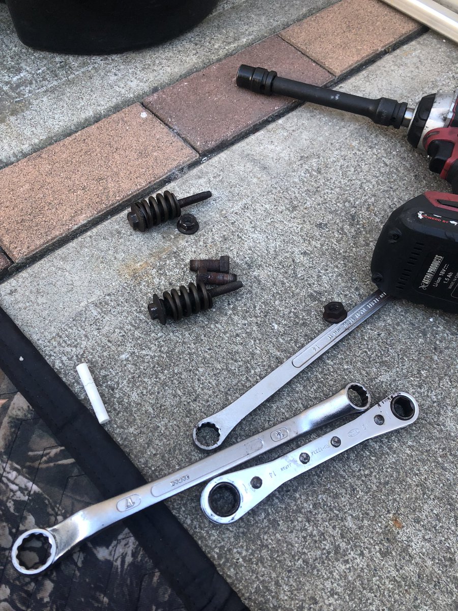 EZ30_r's tweet photo. 初めてのマフラー外しは炙って、叩いてがデフォなんだろうか… https://t.co/r73cyBH5Vi